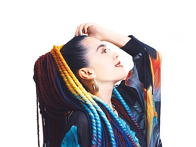 「圧倒的歌唱力が話題のゴスペルシンガーTiA、サックスに武田真治が参加した新曲「Rejoice」11/18リリース決定」1枚目/1