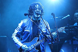 ジャック・ホワイト、ギターを破壊されたストリート・ミュージシャンに
