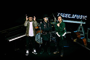 H ZETTRIO、横浜駅に“Special Speed Music Night”巨大ポスター掲出