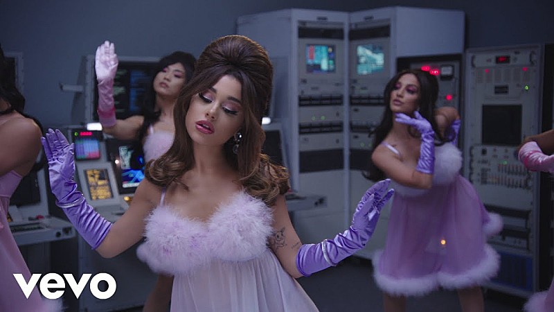 アリアナ・グランデ、科学者とロボットの2役を演じる「34+35」のMV公開