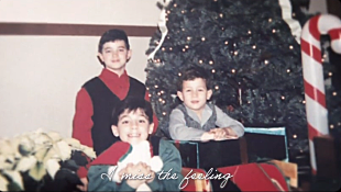 「ジョナス・ブラザーズ、幼少期の貴重な写真が使われた最新クリスマス曲のリリック・ビデオ公開　」