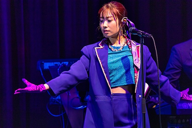 「＜ライブレポート＞降幡愛がソロ初ライブ、80&#039;sシティポップの魅力届ける」1枚目/16