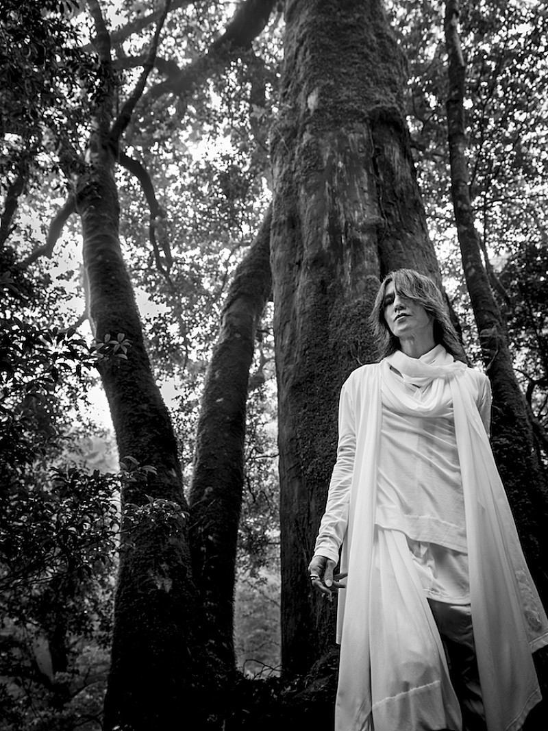 SUGIZO、12/23発売のアルバム『愛と調和』ジャケット写真を公開