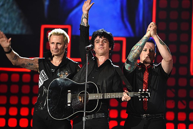 「グリーン・デイのビリー・ジョー・アームストロング、トランプ大統領は国民の半分を人質に取っていると批判」1枚目/1