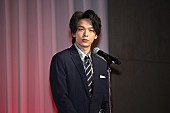 「中村倫也「ベストドレッサ－賞」を受賞　家では「スエットにパ－カ－にモコモコの靴下」」1枚目/1