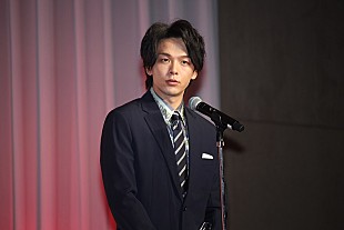 「中村倫也「ベストドレッサ－賞」を受賞　家では「スエットにパ－カ－にモコモコの靴下」」