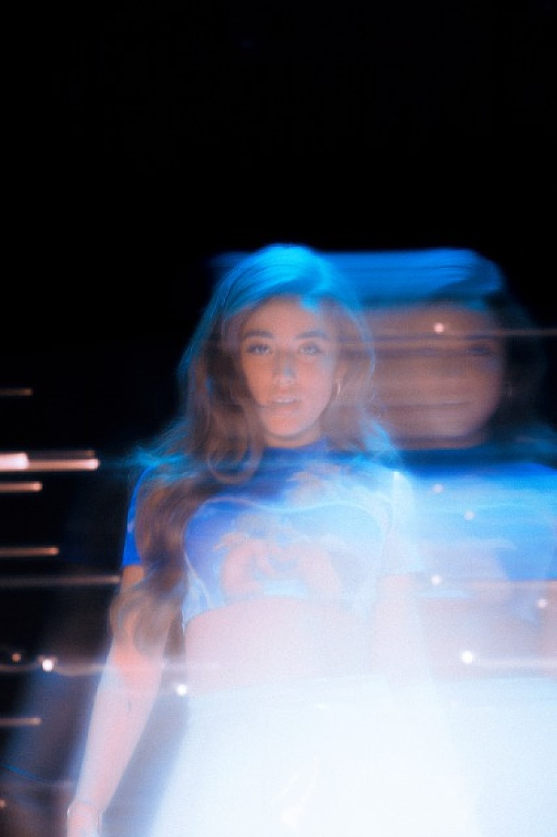 アライナ・カスティーロ、クリスマス配信シングル「ウィッシュリスト」リリース　MVにキズナアイが出演