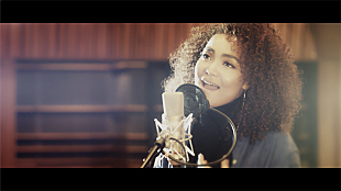 「Crystal Kay、ヒゲダン「I LOVE...」のスタジオ歌唱カバー動画を公開」
