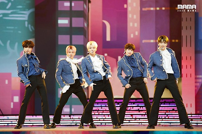 「【#2020MAMA】TOMORROW X TOGETHER、ディスコをイメージしたステージでBTSカバー」1枚目/2