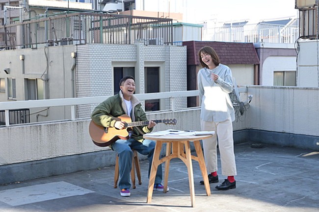 「瑛人、妄想ラブソング「僕はバカ」MVで飯豊まりえと共演」1枚目/5