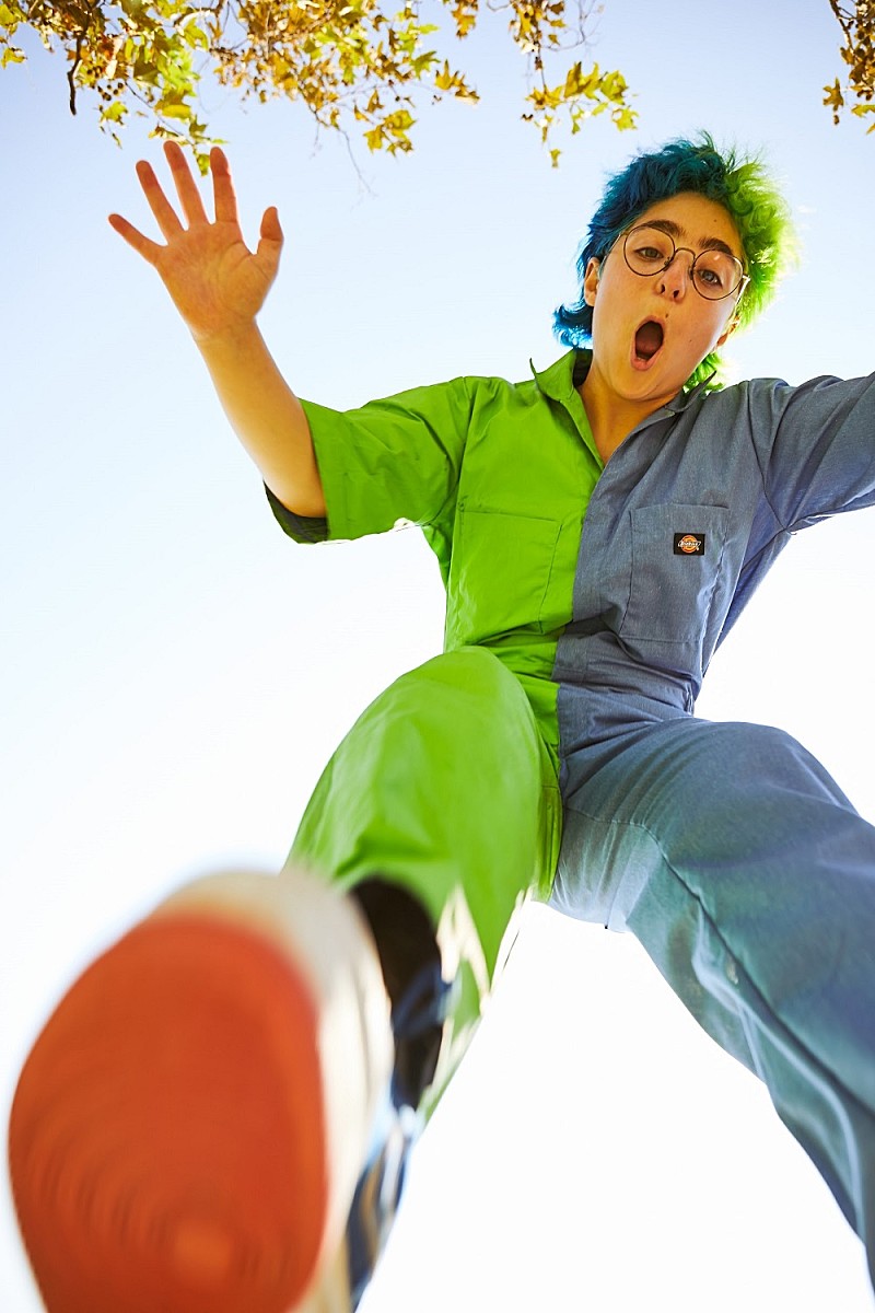 クロード、デビューAL『スーパー・モンスター』をフィービー・ブリジャーズのレーベルより発売へ 