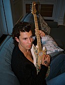 「ショーン・メンデス、限定シグネイチャーMusicMasterがフェンダーから発売」1枚目/3