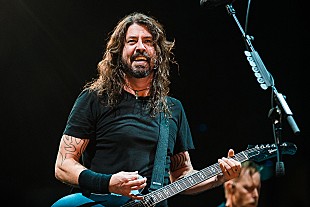 「デイヴ・グロール、ハヌカー企画でドレイクの「ホットライン・ブリング」をカヴァー」