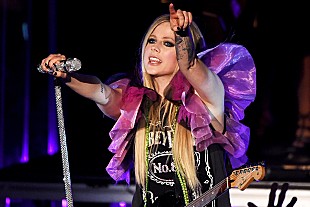 「アヴリル・ラヴィーン、ラッパーのモッド・サンとのコラボ曲「Flames」を1/8にリリース」