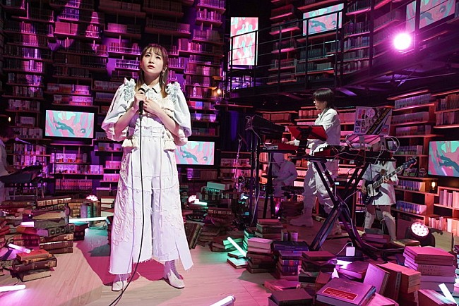 「YOASOBI、ファンクラブ「CLUB 夜遊」プレオープン＆初配信ライブや紅白衣装展示なども」1枚目/7