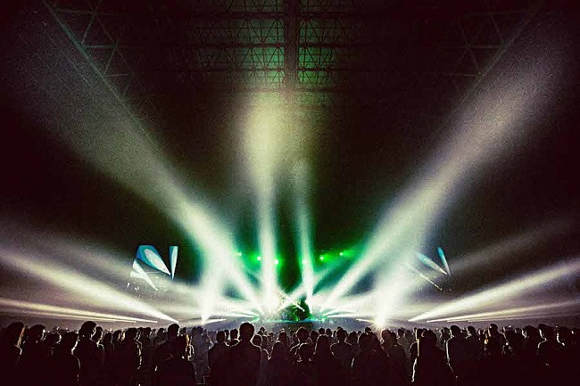 「King Gnu、4万2千人動員したアリーナツアーから「三文小説」のライブ映像公開」1枚目/1