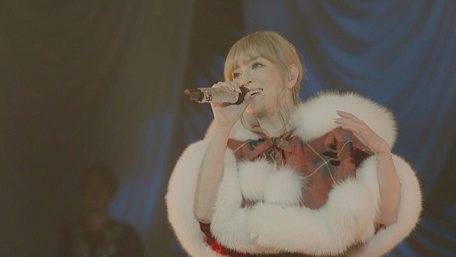 「浜崎あゆみ、クリスマスイヴのライブ映像をプレミア公開」1枚目/2