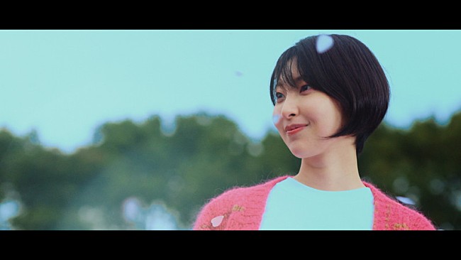 「家入レオ、川上洋平（[Alexandros]）作曲の新曲「空と青」MVプレミア公開」1枚目/4