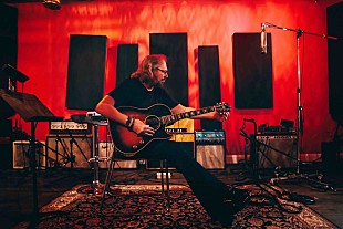 「ビー・ジーズのバリー・ギブ、海外メディア絶賛の新作でソロ初の全英1位を獲得」