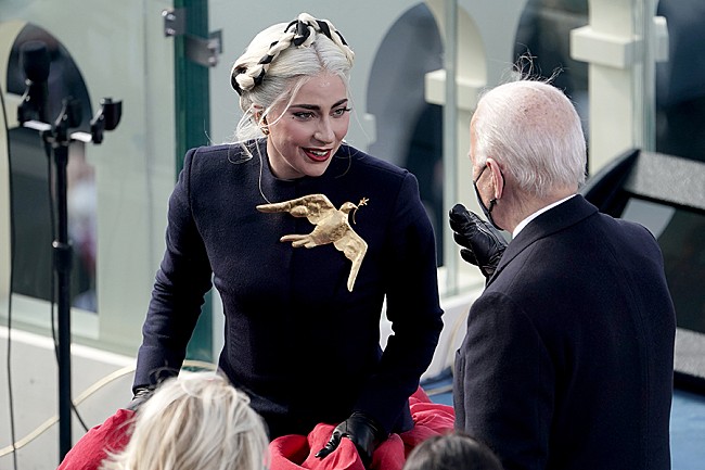 「レディー・ガガ、米大統領就任式で身につけていた金色の鳩のブローチに込めた想いを明かす」1枚目/1