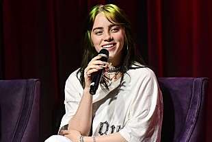 「ビリー・アイリッシュ、ロザリアとのコラボ曲の最後の英語詞は家族全員で書いたと明かす」