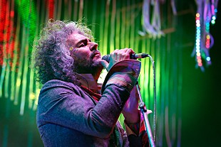 「ザ・フレーミング・リップス、新型コロナ対策として発案された世界初の“スペース・バブル・コンサート”を開催」