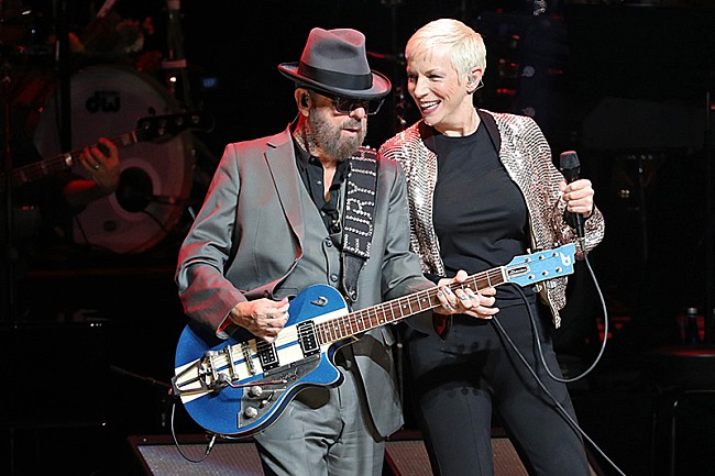 「アニー・レノックス、新型コロナのワクチン接種を受ける様子を公開」1枚目/1