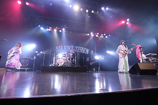 「SILENT SIREN×ドコモ「新体感ライブ CONNECT」のコラボソングのVR映像が公開」1枚目/2