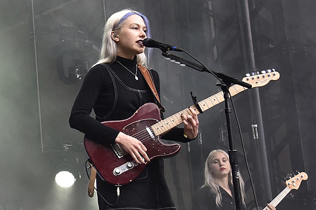 「フィービー・ブリジャーズ、10代の頃にマリリン・マンソンの自宅を訪れた経験を明かす」1枚目/1