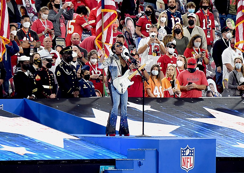 【第55回NFLスーパーボウル】H.E.R.がアメリカ愛国歌のエモーショナルなパフォーマンスで試合をキックオフ