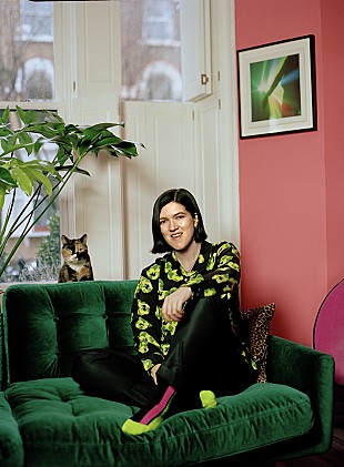 「The xxのロミー、X-girlとのコラボ・アイテム第二弾を発表」