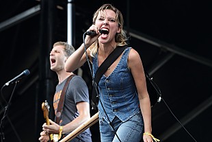 「ウルフ・アリスのエリー・ロウゼル、音楽フェスでマリリン・マンソンにスカートの中を盗撮されたと主張」