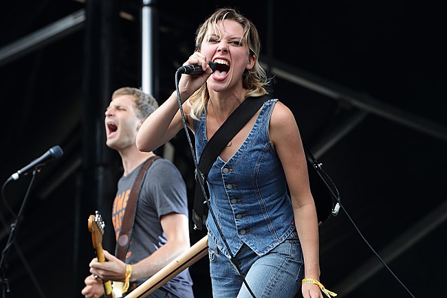 「ウルフ・アリスのエリー・ロウゼル、音楽フェスでマリリン・マンソンにスカートの中を盗撮されたと主張」1枚目/1