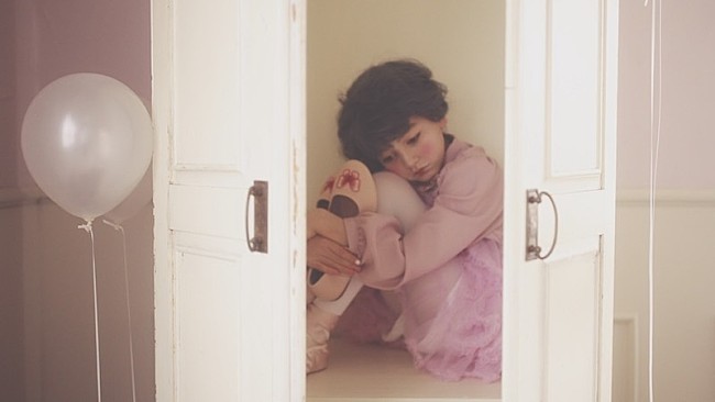 「コレサワ、NHK『みんなのうた』に書き下ろした「愛を着て」配信＆MV公開」1枚目/4