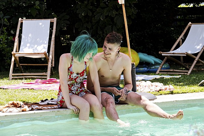 「プールサイドで初恋の相手とダンス……劇中音楽「Diamond Day」が彩る『ベイビーティース』本編映像解禁」1枚目/8