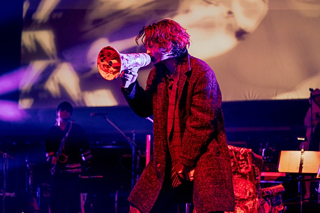 「常田大希率いるmillennium parade、配信中のワンマンライブから「Bon Dance」の映像公開」1枚目/7