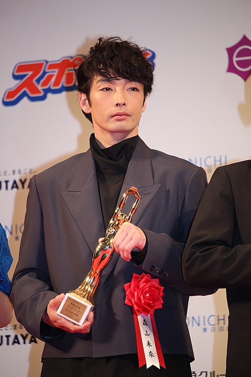 「森山未來「近所なので…」 表彰式会場に自転車で来場」1枚目/1