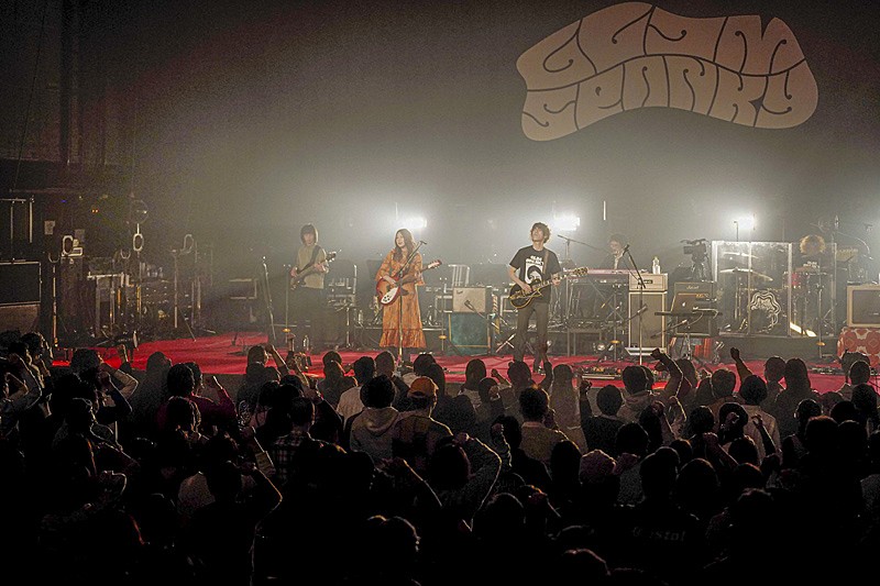 GLIM SPANKYが約1年ぶりの有観客ライブ開催、「僕たちの居場所は、ここ“ライブ”」