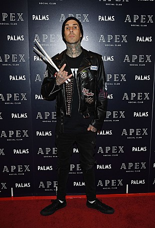 「ブリンク182のトラヴィス・バーカー、完成間近のニューALのためにファレル/グライムスなどとコラボしたと語る」