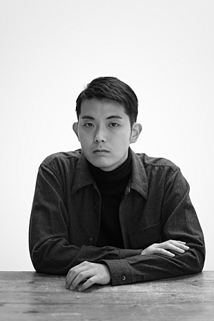 「折坂悠太のスタジオライブ映像が5週連続公開、ミニアルバム『朝顔』収録曲をパフォーマンス」