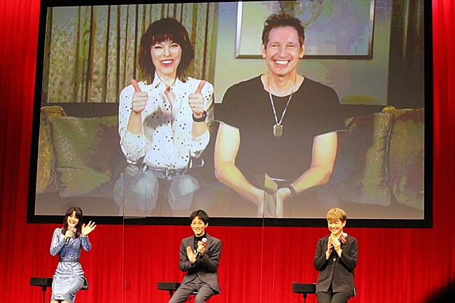 「松坂桃李が“モンハン語”に挑戦　ミラ・ジョヴォヴィッチとオンライント－ク」1枚目/1