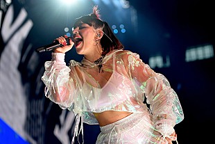 「チャーリーXCX、The 1975＆ノー・ロームとのキャッチーなコラボ曲「Spinning」を発表」