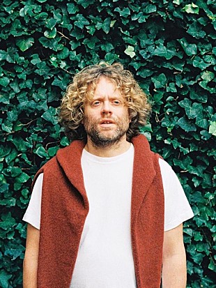 「ベニー・シングス、4/7発売の最新作『Music』から新曲「Here It Comes」のリリック・ビデオ公開」