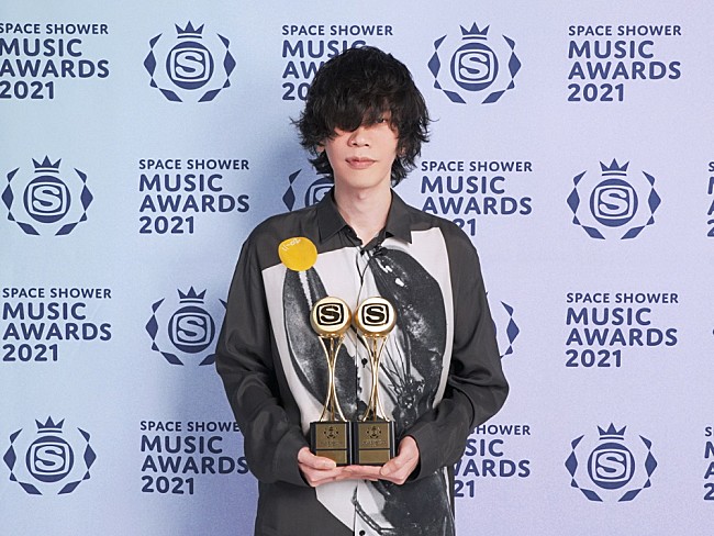 「米津玄師、【SPACE SHOWER MUSIC AWARDS 2021】で「ALBUM OF THE YEAR」「VIDEO OF THE YEAR」の二冠」1枚目/3