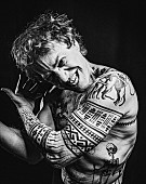 「ティム・バートンの映画音楽等でお馴染みの奇才、ダニー・エルフマンが衝撃的な新曲「KICK ME」公開」1枚目/2