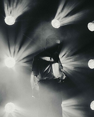 「SIRUP、無観客生配信ライブならではの映像演出で魅せた【channel 02】」