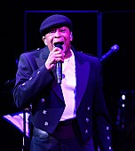 「アル・ジャロウ 、豪華ミュージシャンを迎えた「マシュ・ケ・ナダ」のライブ映像公開」1枚目/2