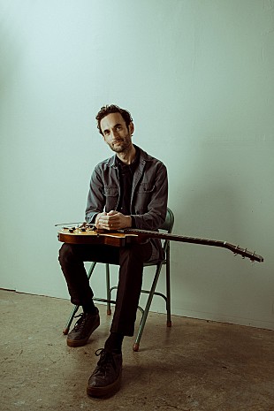 「ジュリアン・レイジ、ブルーノート・デビュー作『スクイント』から先行トラック解禁」