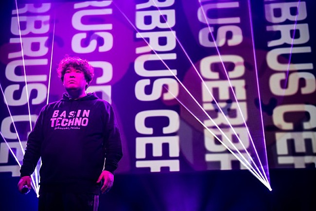 「岡崎体育、さらば青春の光＆Creepy Nutsを招いた自主企画【TECHNIQUE】が大団円」1枚目/10