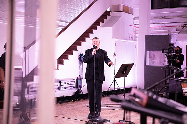 「サム・スミス、シンディ・ローパーとの対話映像を公開「とても感動した」」1枚目/2